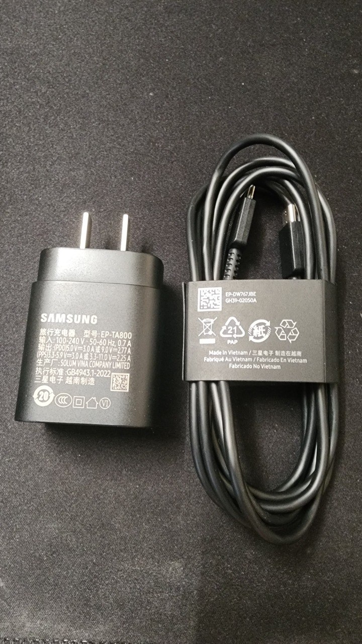 原装 25W 充电套装与包装盒