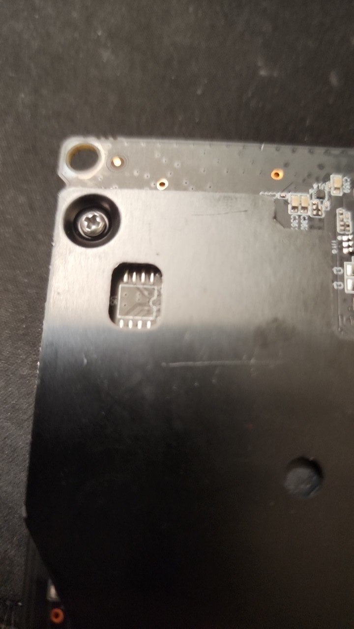TR3000 主板散热片开窗与预留的 8 脚焊盘