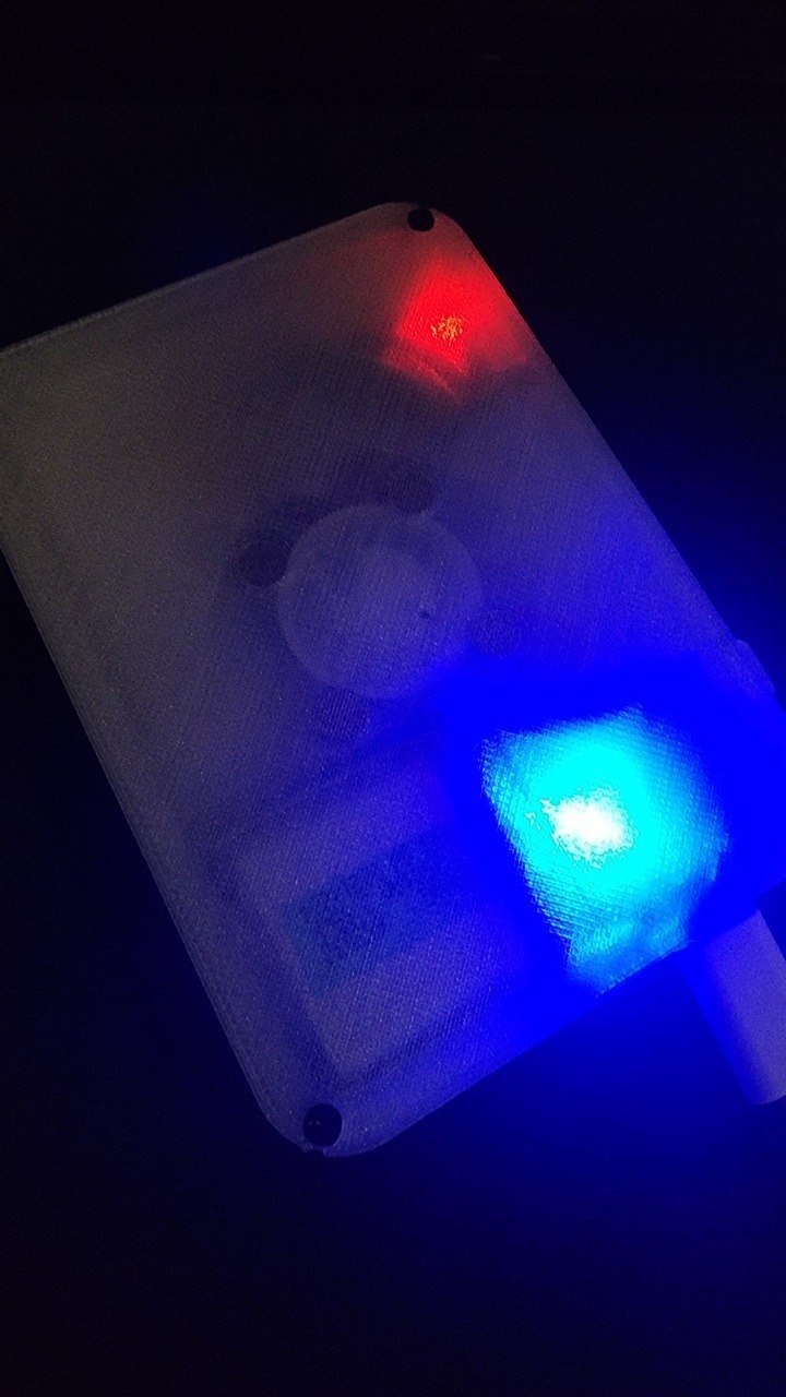 半透外壳在暗光下的指示灯透光效果