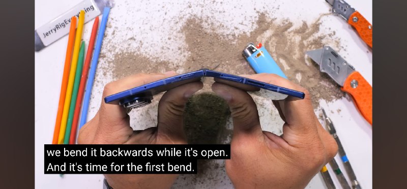 JerryRigEverything 对三星 Galaxy Z Fold7 展开状态进行暴力反折测试