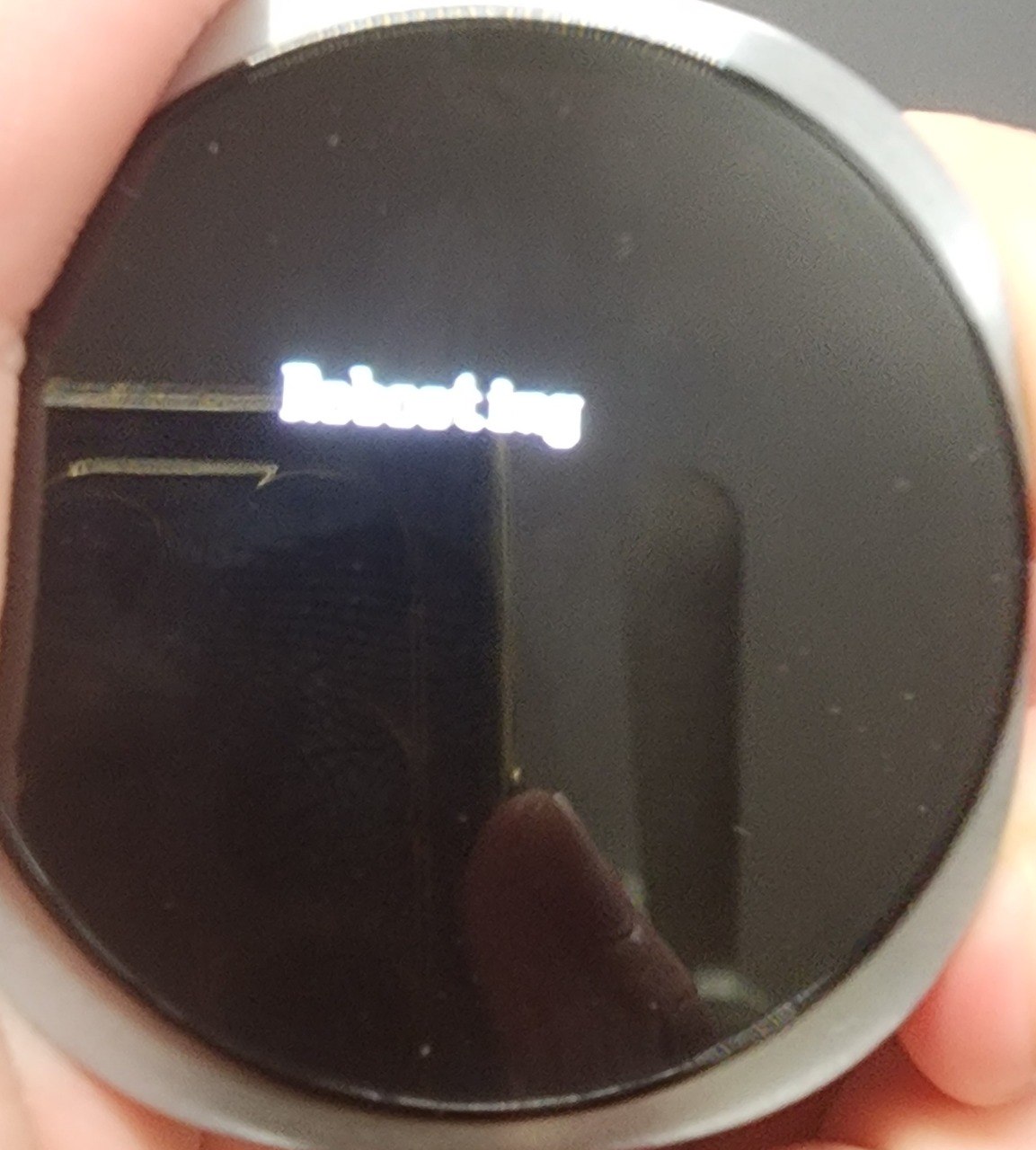 屏幕出现白色 Rebooting 字样
